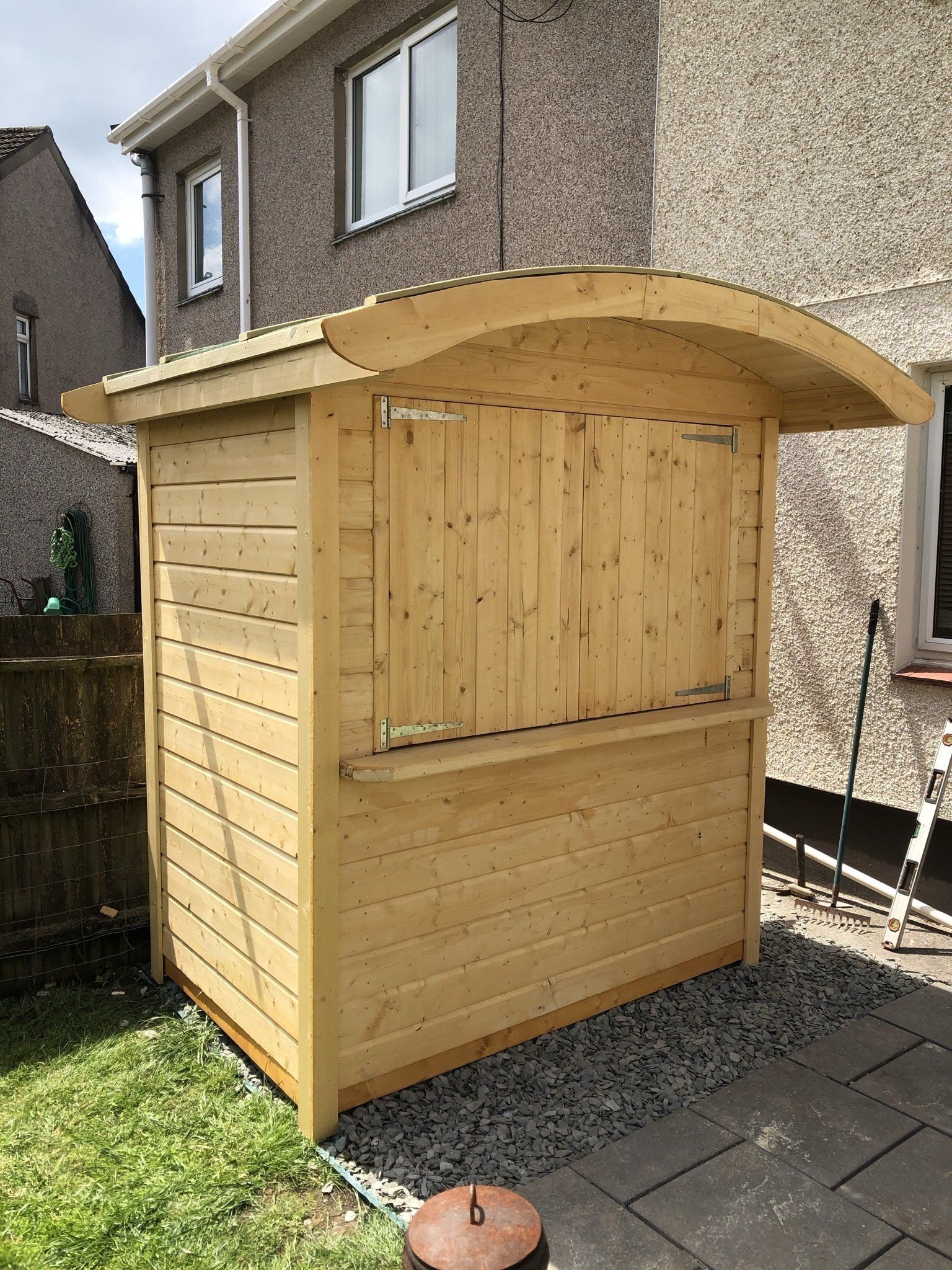 6' x 4' Curved roof bar with the doors shut.
