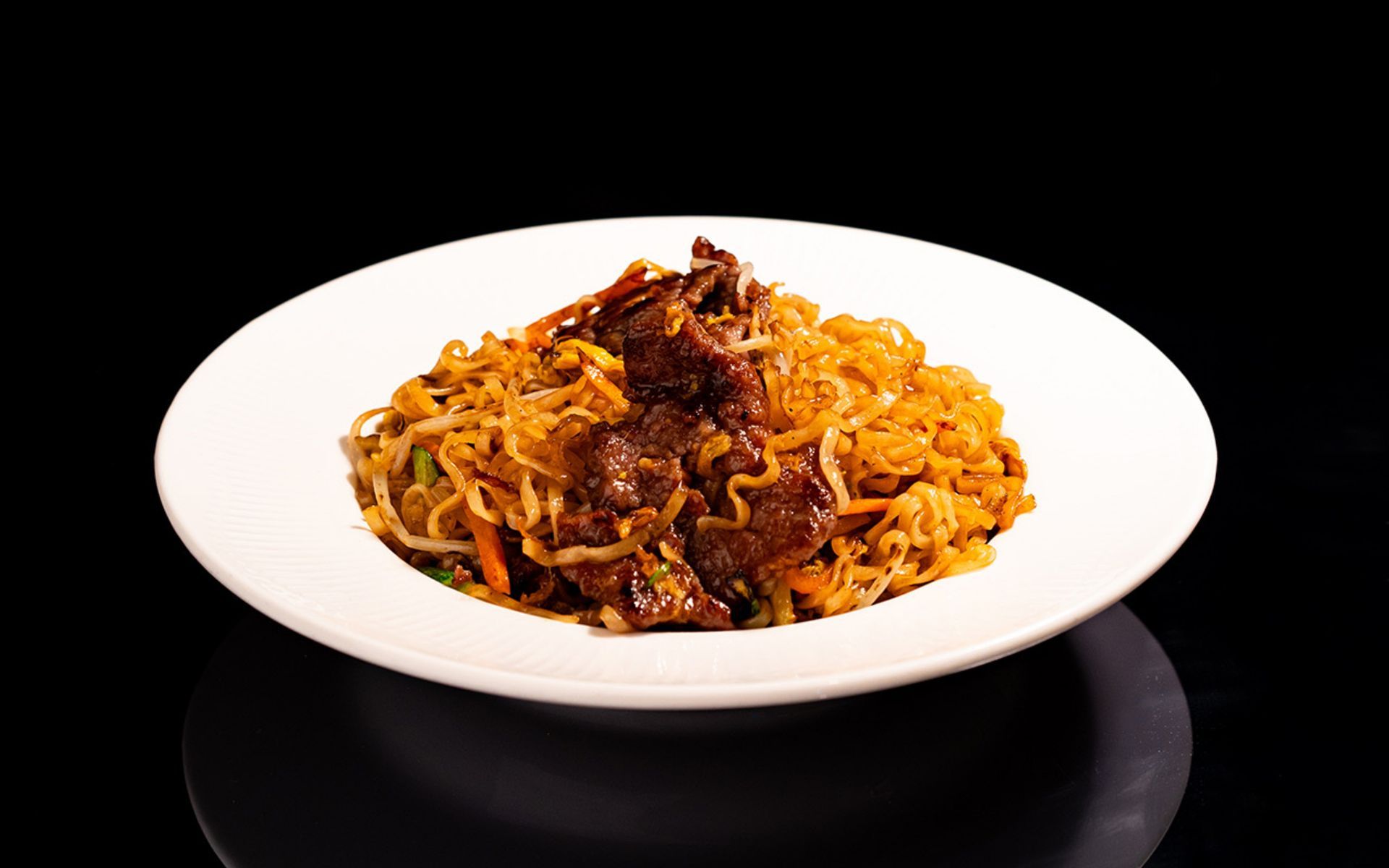 Piatto di noodles saltati in padella con carne di manzo