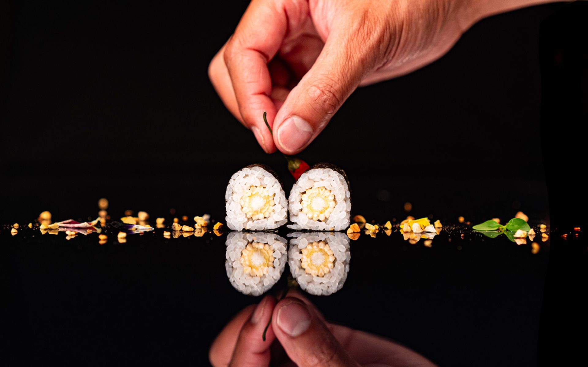 Guarnire a mano i rotoli di sushi