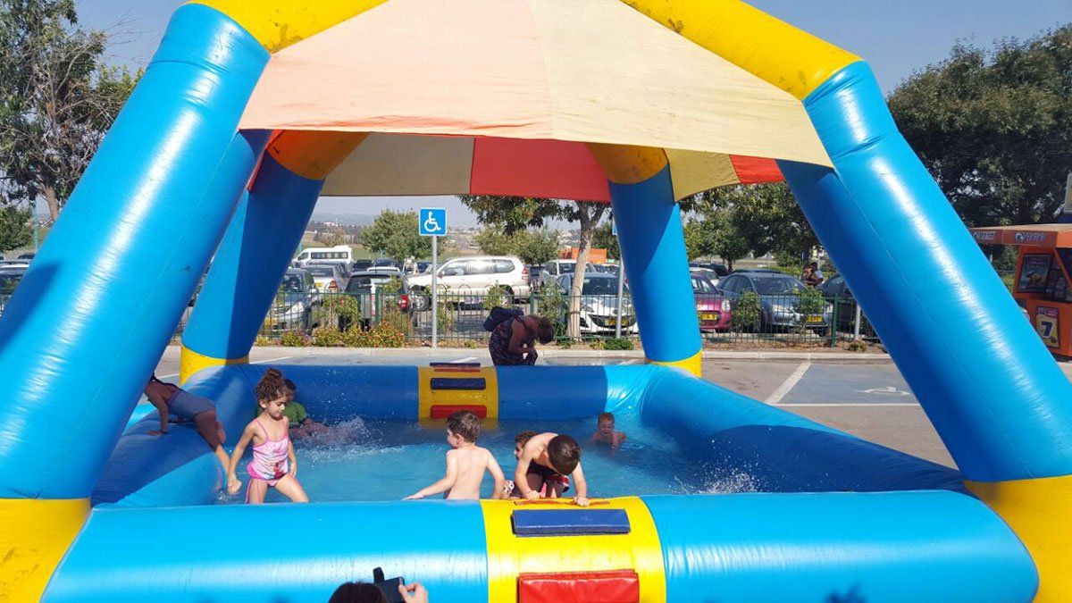 מתנפחים לבריכה