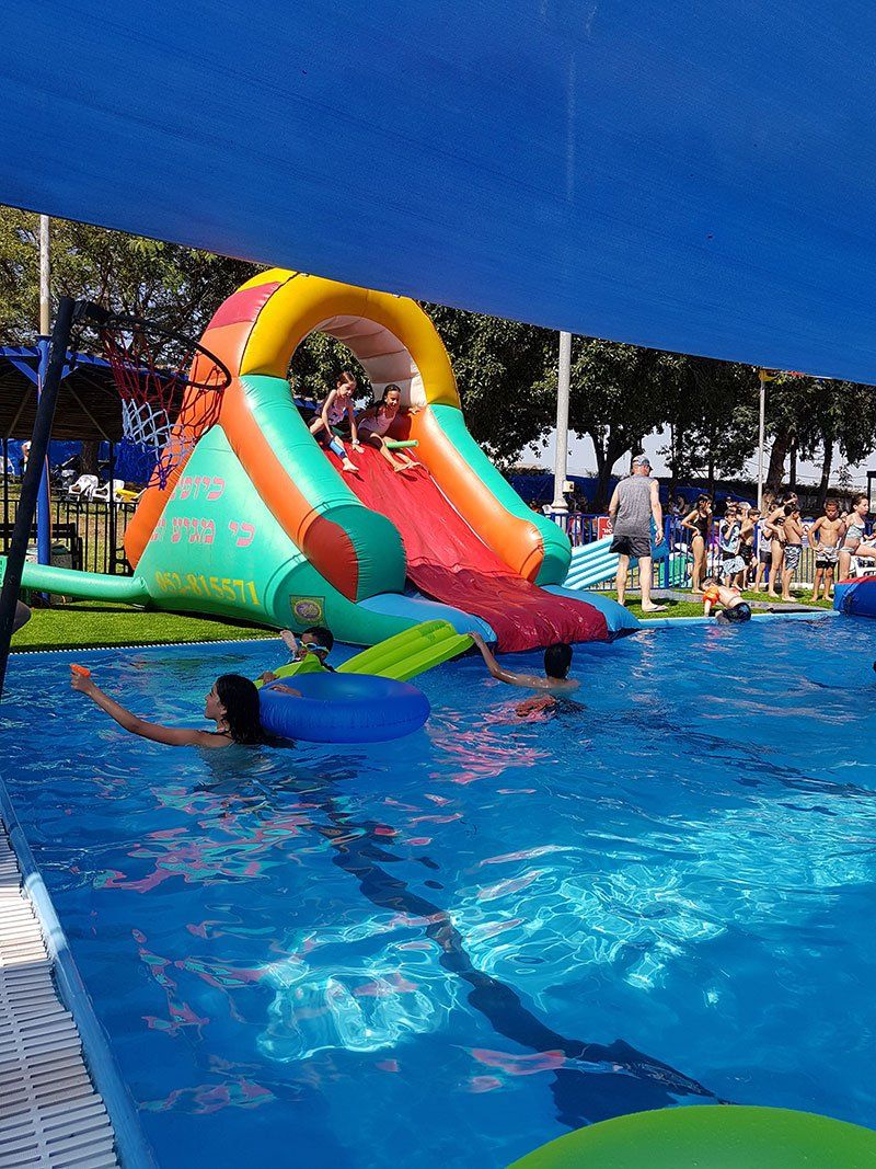 מתנפחים לבריכה