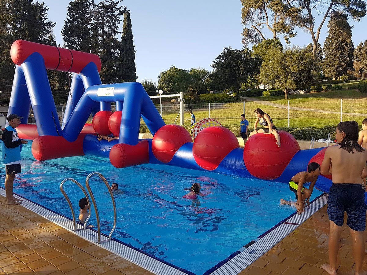 מתנפחים לבריכה