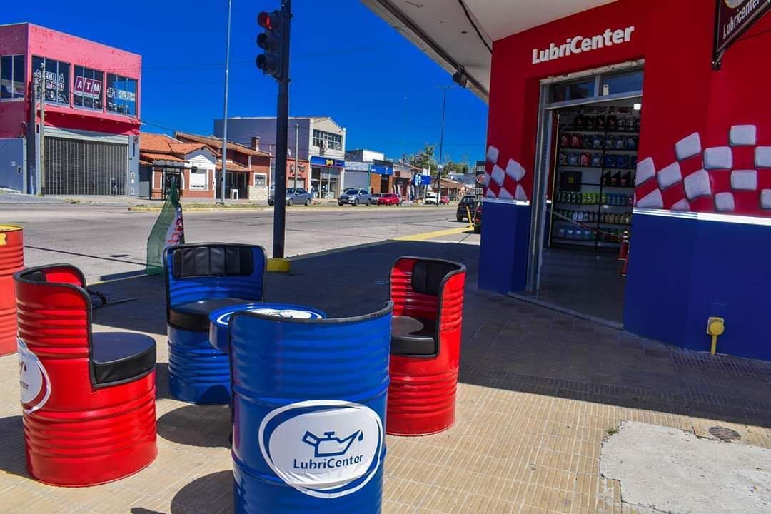 Dos llaves inglesas plateadas descansan sobre el compartimento abierto del motor de un coche