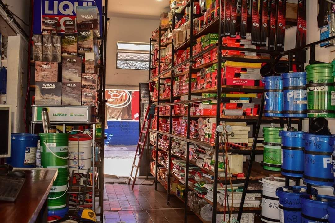 Un local comercial en esquina con la etiqueta