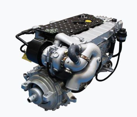 Motore con turbocompressore, con componenti neri e argento, isolato su sfondo bianco.