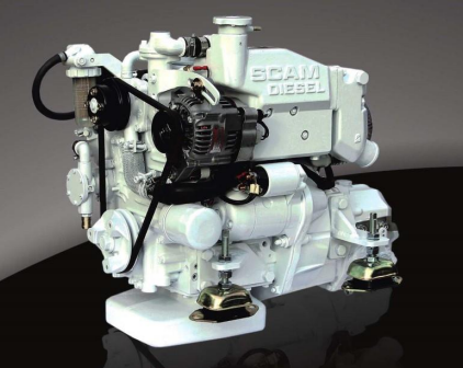 Motore diesel marino bianco su una superficie riflettente, componenti visibili.