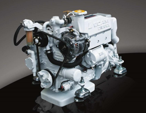 Motore diesel marino bianco, vari tubi e componenti neri.