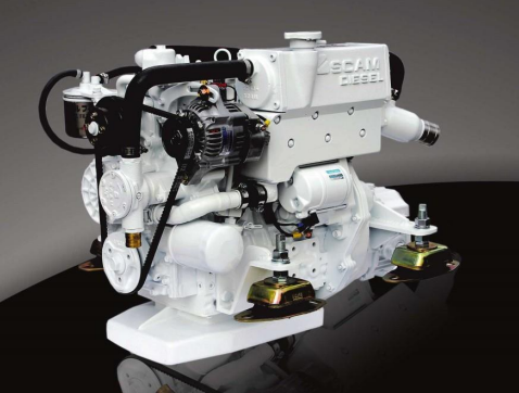 Motore diesel Scania bianco con tubi e componenti neri.