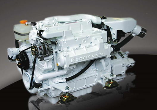 Motore diesel marino bianco su una superficie riflettente, componenti visibili.