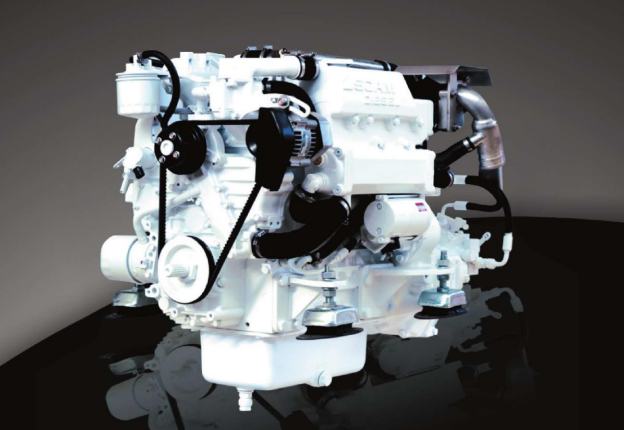 Motore marino bianco, cinghie e tubi neri, su uno sfondo sfumato scuro.