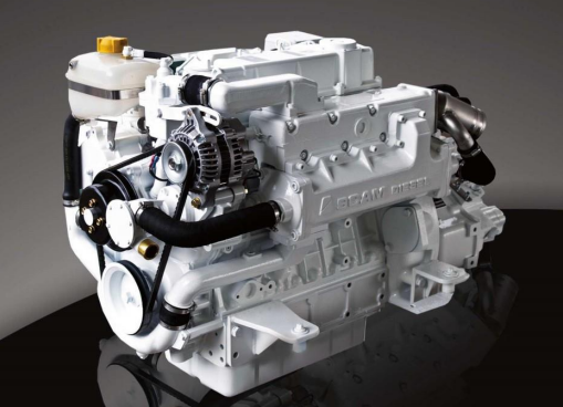 Motore diesel marino bianco, vari componenti visibili.