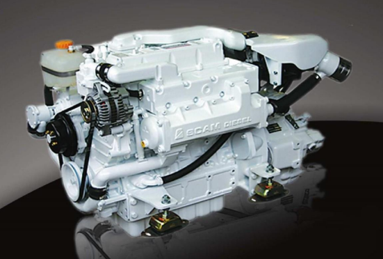 Motore diesel marino bianco con più componenti.