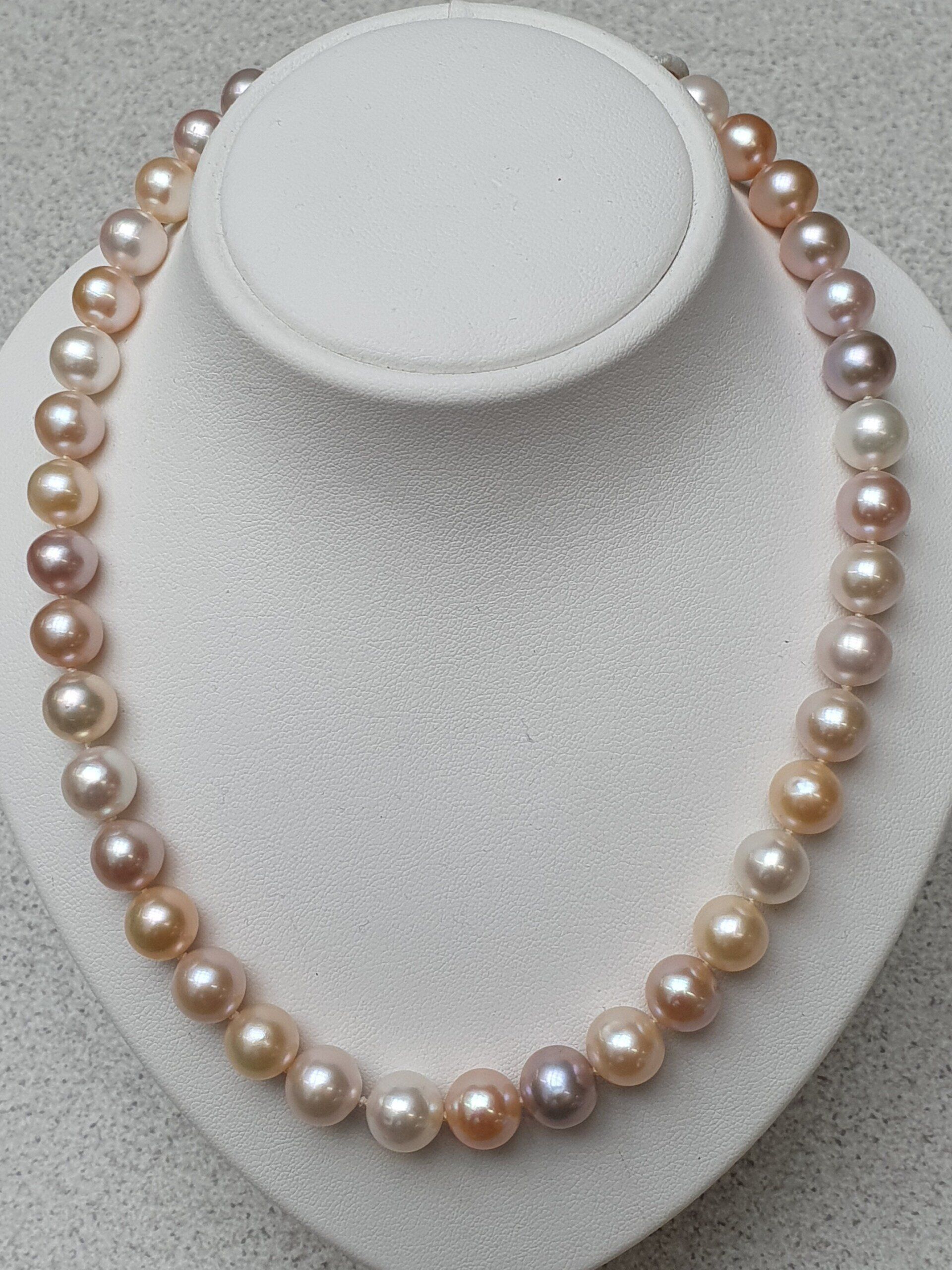 collier de perles d'eau douce avec fermoir en or jaune 18c