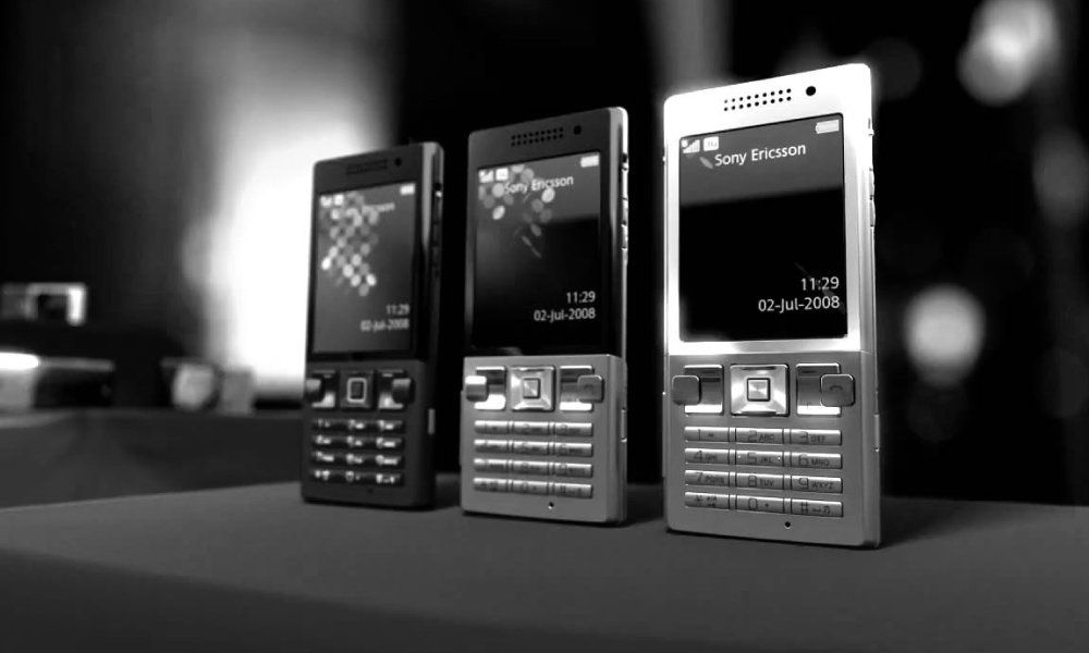 três celulares da parceria sony ericsson, os três são modelos antigos e marcam a data de 2008 na tela