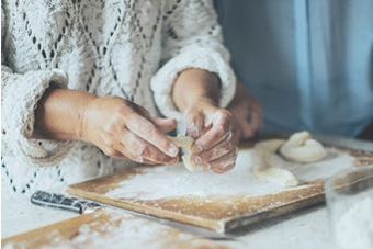 mulher manipulando farinha com as mãos
