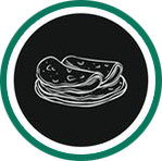 Pila di tortillas disposte su un cerchio nero, all'interno di un bordo circolare verde e bianco.