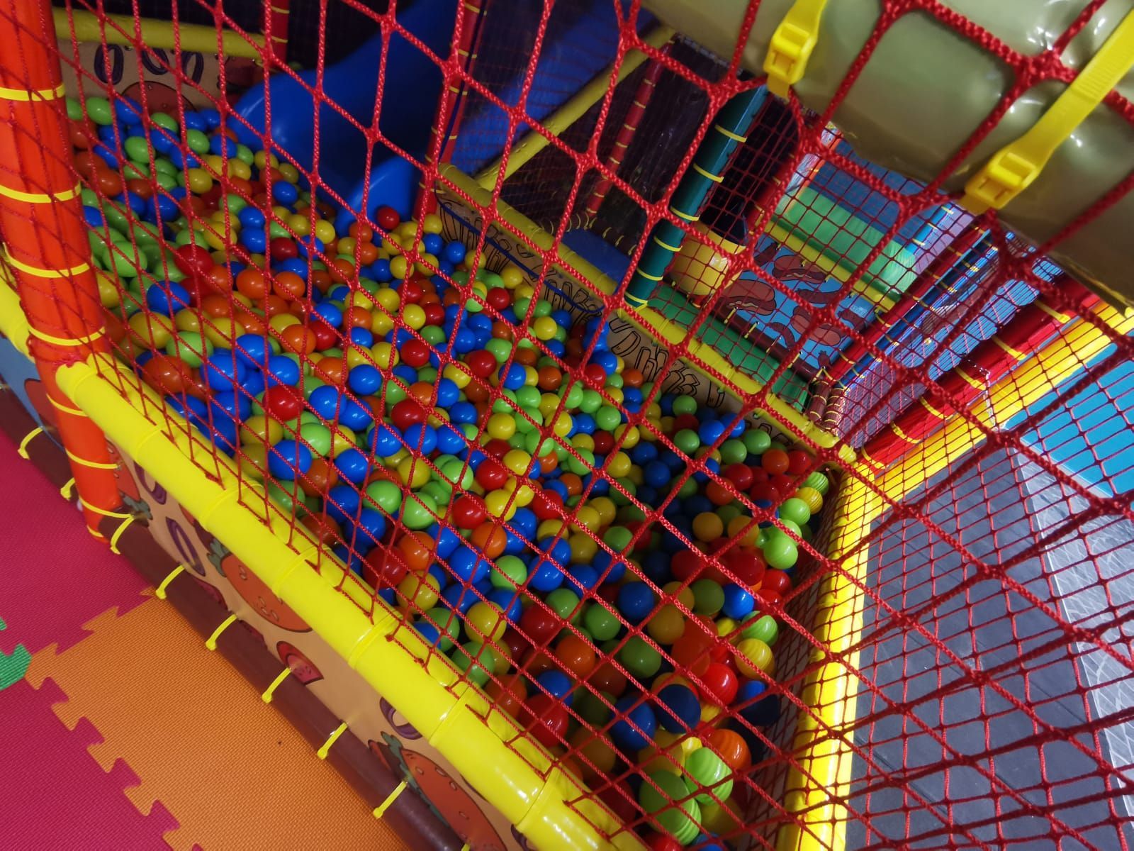 Piatto di pasta in una ciotola bianca, salsa cremosa, guarnizione verde e sfondo marrone chiaro.