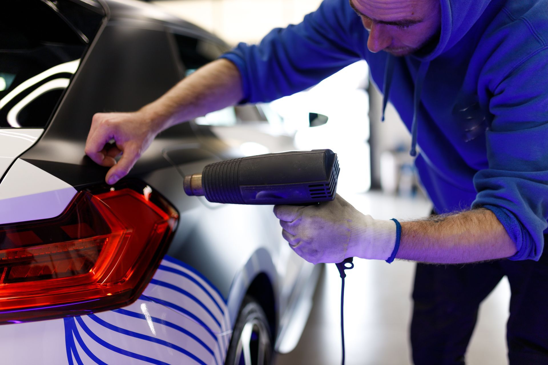 un homme peint une auto