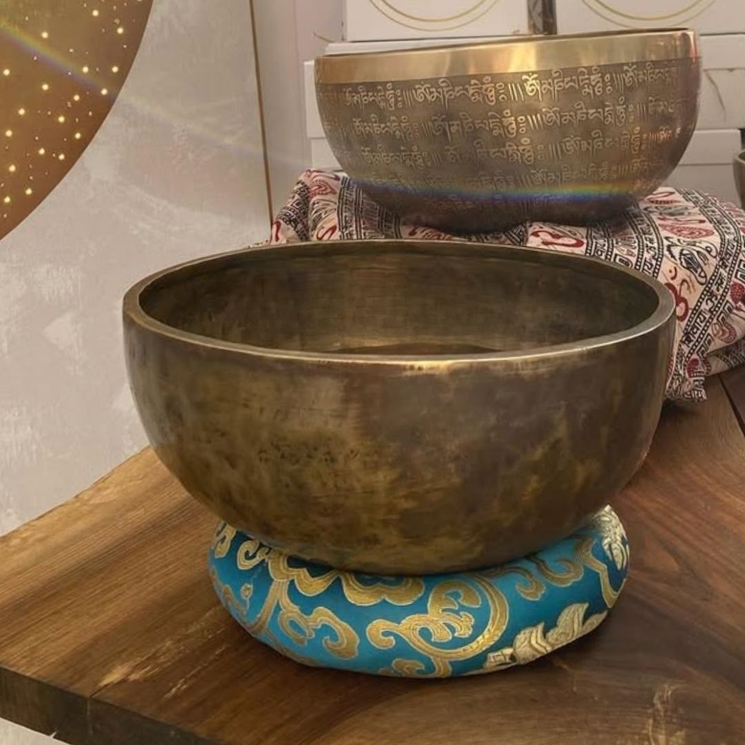 Handmade Tibetan singing bowl in 7-metal alloy, hand-beaten in Nepal with matching striker.