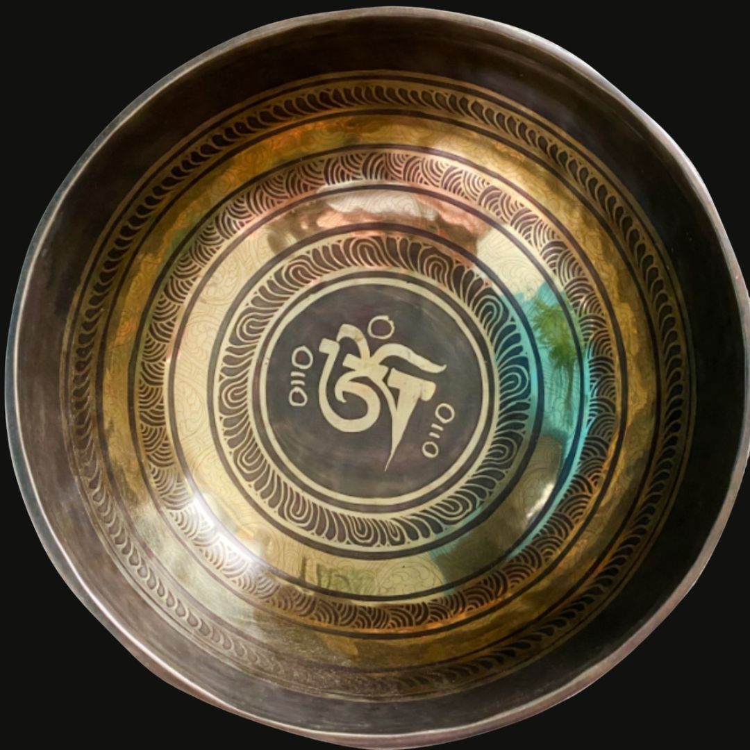 Handmade Tibetan singing bowl in 7-metal alloy, hand-beaten in Nepal with matching striker.
