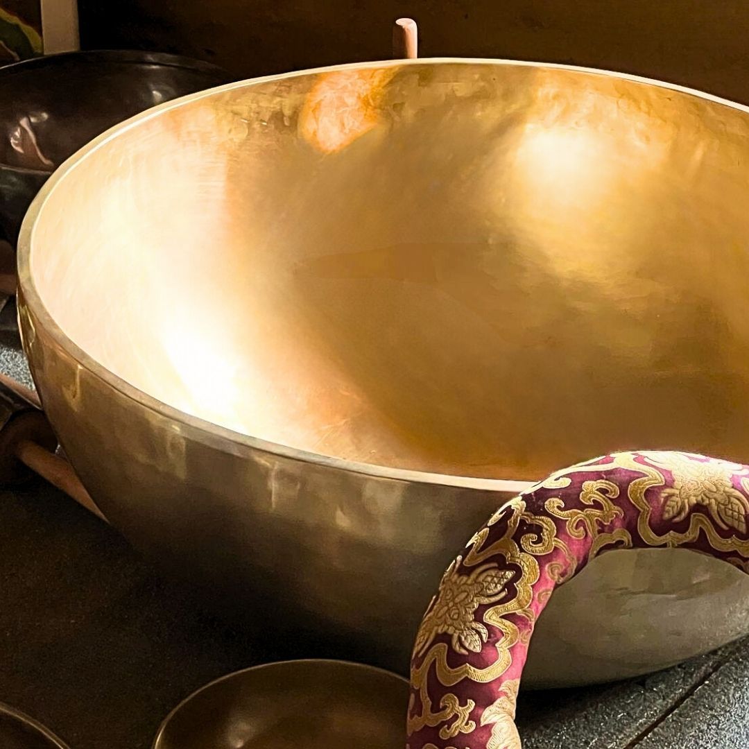 Handmade Tibetan singing bowl in 7-metal alloy, hand-beaten in Nepal with matching striker.