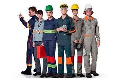 Um grupo de pessoas usando capacetes e macacões estão de pé, uma ao lado da outra.