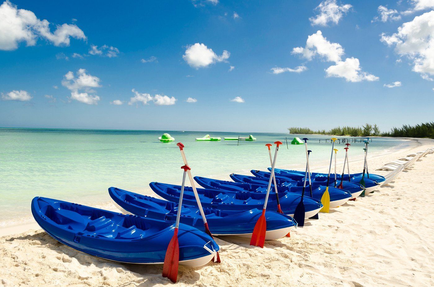 Kayaks sobre la playa con la vista del mar.