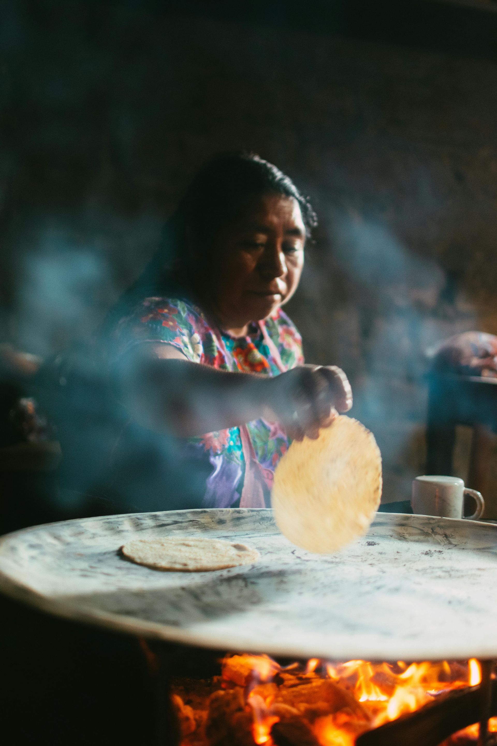 Tortillas hechas a mano y tostadas