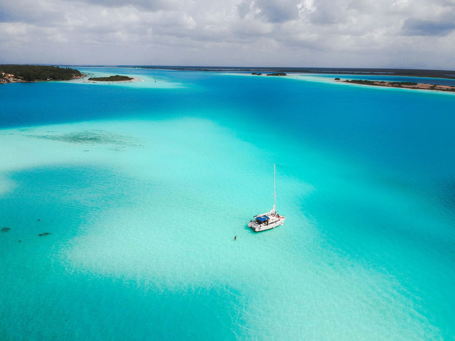 An aerial view of a boat in the middle of a large body of water.