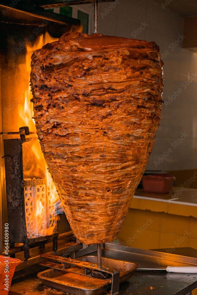 tacos al pastor recién cortados del trompo