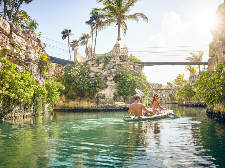 The coves are one of guests’ favorite spots. Beyond sunbathing on a lounge chair with a book and a cocktail in hand, they offer the chance to enjoy vibrant vegetation and the magical feeling of being surrounded by nature.