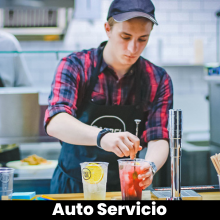 Un hombre con delantal está preparando una bebida con las palabras auto servicio usando Vendty Pos Restaurante