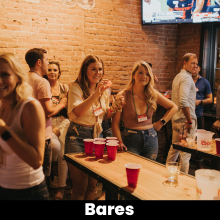 Un grupo de personas está parada alrededor de una mesa con vasos rojos. - Vendty Pos Restaurante