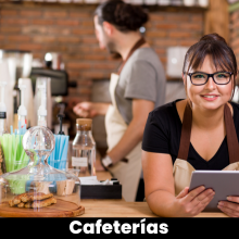 Una mujer sostiene una tableta en una cafetería - Vendty Pos Restaurante
