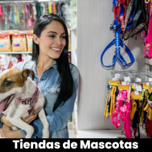 Una mujer sostiene un perro pequeño en una tienda llamada tiendas de mascotas usando Vendty Pos