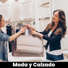 Una mujer le está regalando a otra una bolsa de compras en una tienda llamada moda y calzado usando Vendty Pos