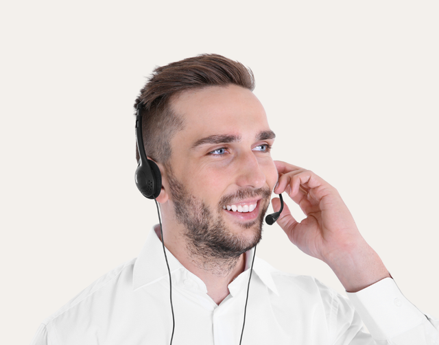 Un hombre que lleva unos auriculares está hablando por un teléfono celular Servicio al Cliente Vendty
