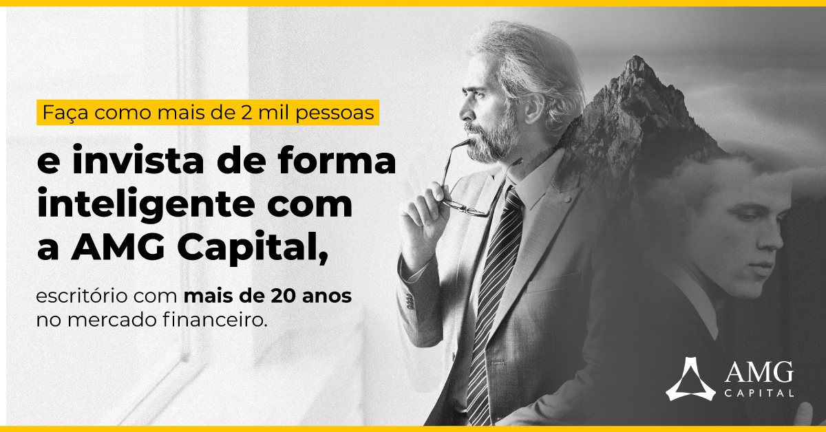 Um homem de terno e gravata está parado em frente a uma montanha.