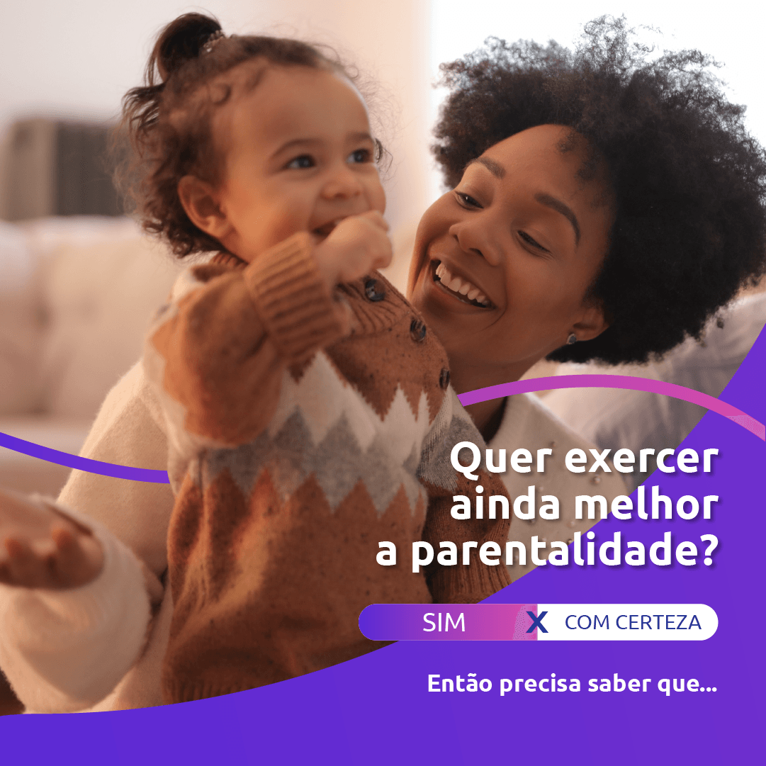 Uma mulher está segurando um bebê nos braços e sorrindo.