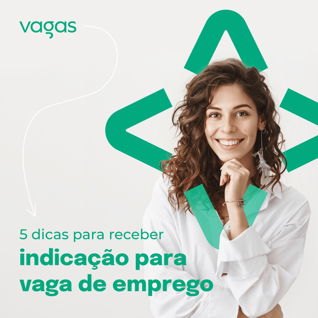 Uma mulher com cabelos cacheados está sorrindo em frente a uma placa que diz vagas