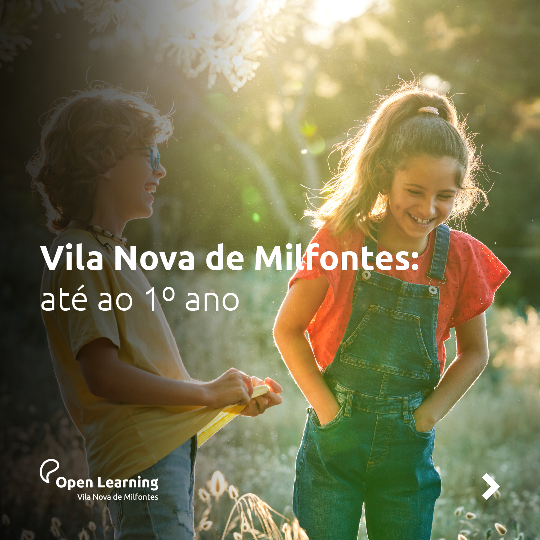 Um menino e uma menina estão um ao lado do outro em um campo.