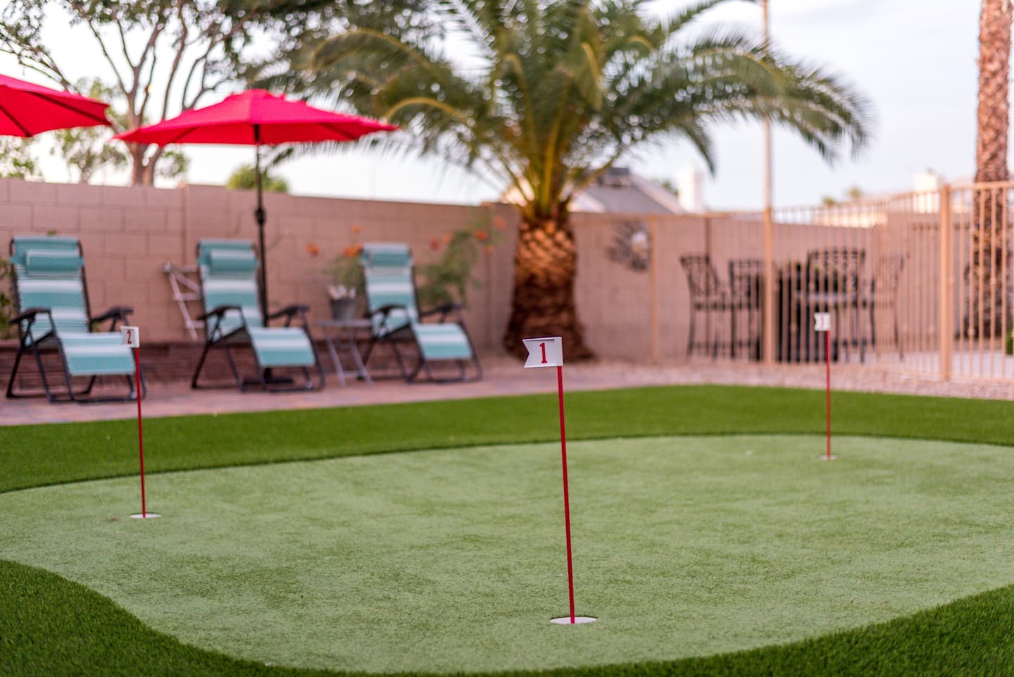 This backyard putting green setting is paradise to every golfer.