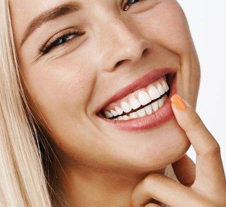 Un primo piano del volto di una donna con un grande sorriso sul viso - Arte Dentale Frosinone