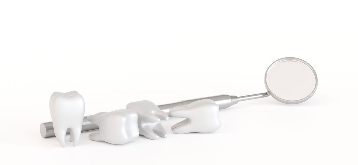 Un gruppo di modelli di denti e uno specchio dentale su uno sfondo bianco. - Arte Dentale Frosinone