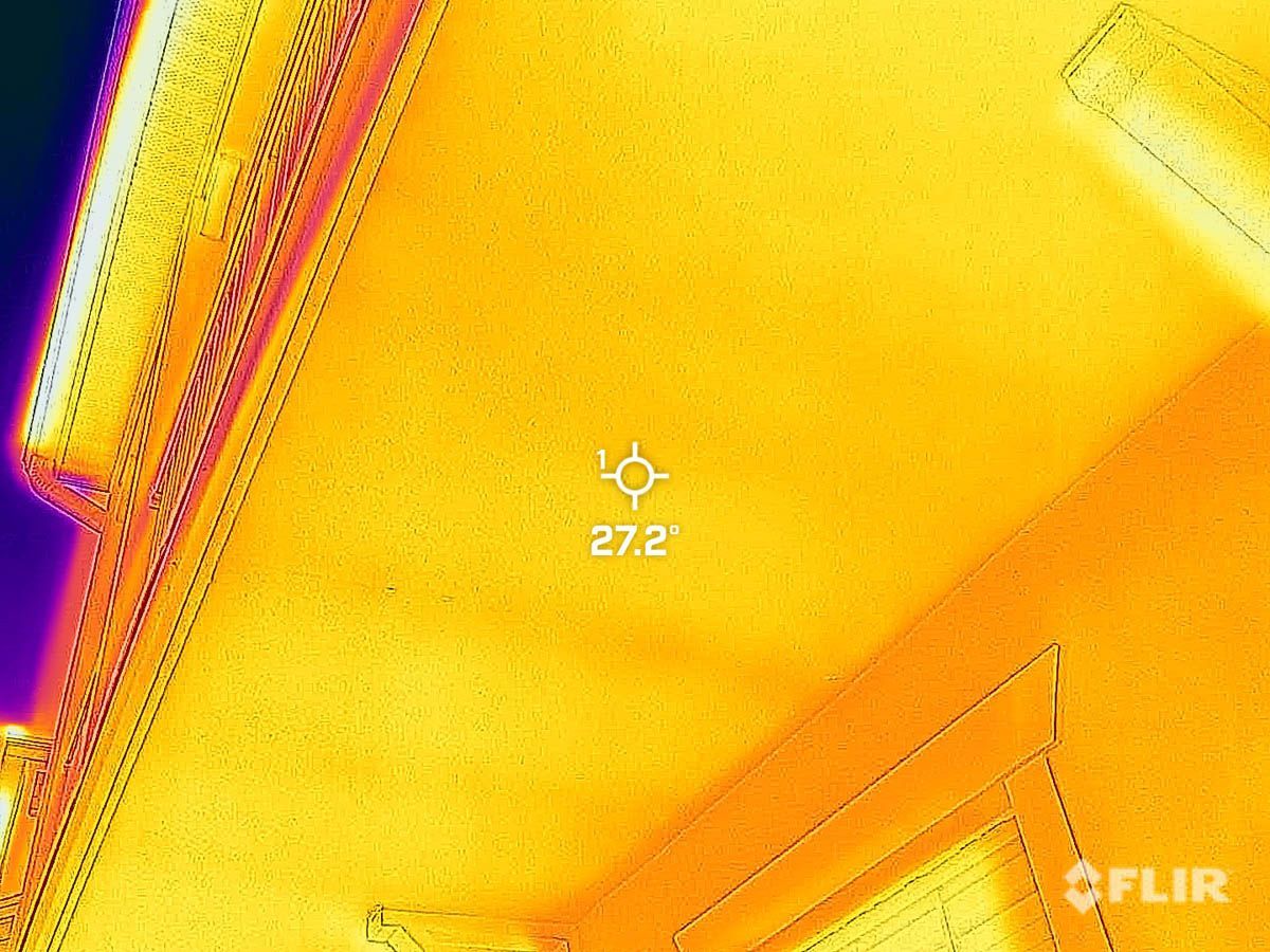 A thermal image of a ceiling with a temperature of 27.2 degrees celsius.