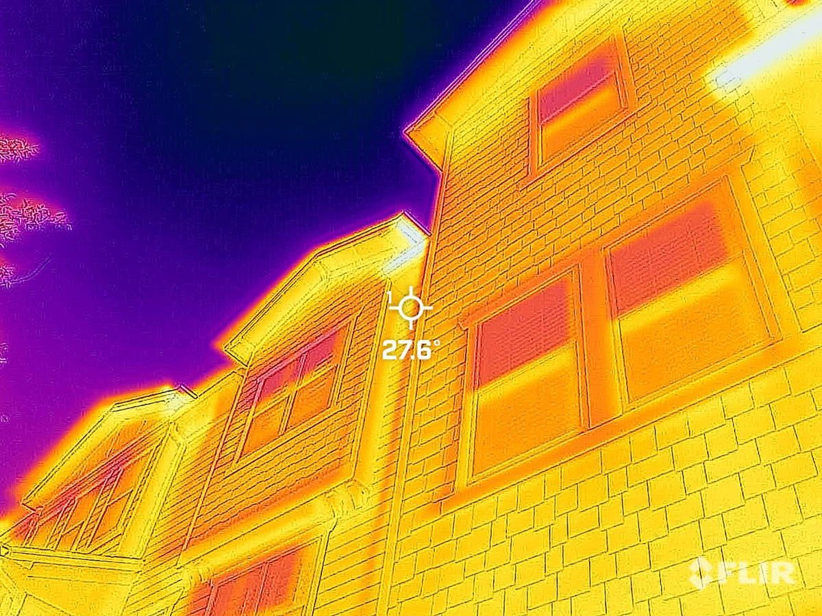 A thermal image of a house with a temperature of 27 degrees celsius.