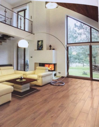 Un soggiorno con un divano, un tavolino e un camino