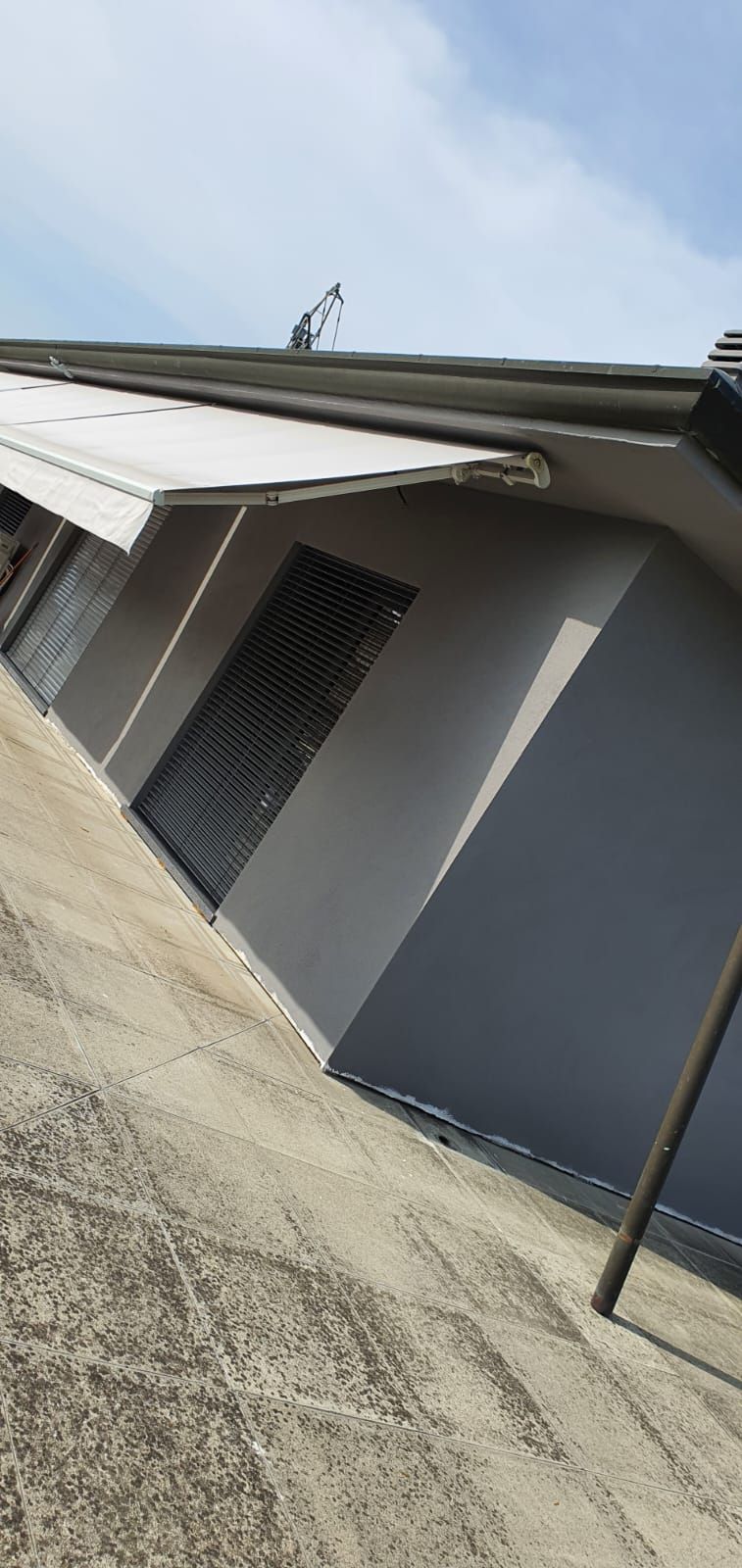 Un edificio con una tenda bianca su un lato.