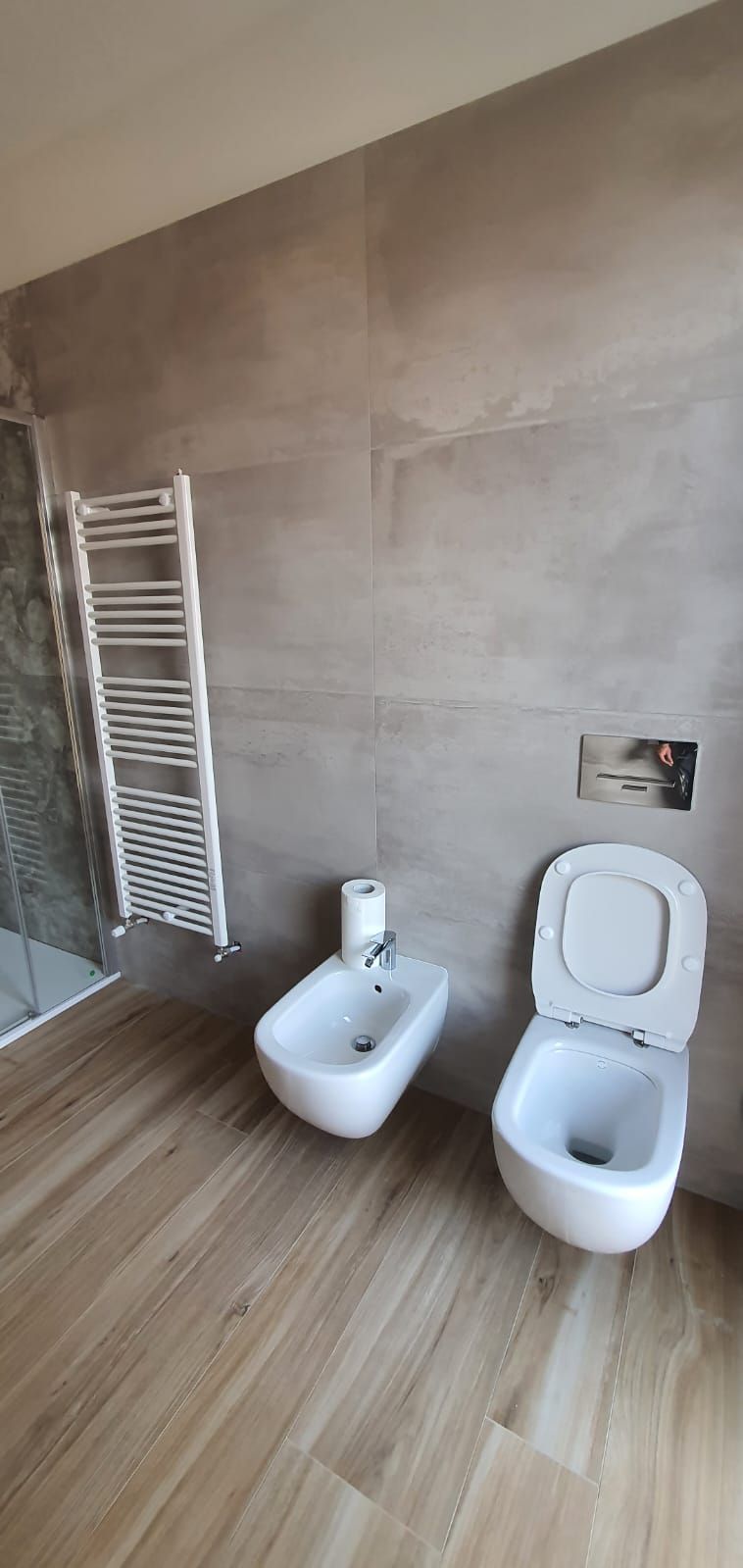 Un bagno con wc, bidet e portasciugamani.