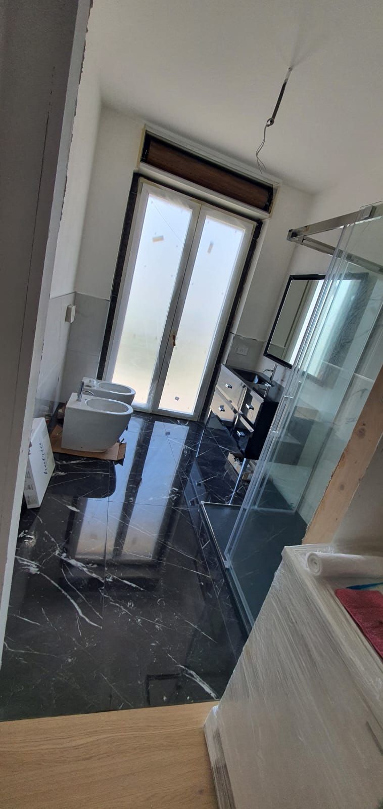 Un bagno con lavandino, WC e doccia.